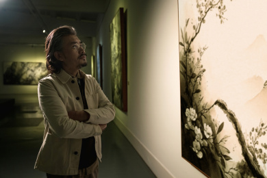 艺术家参观画展