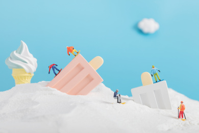 微缩创意夏天在雪糕上滑雪的年轻人