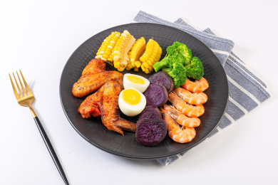 餐桌上装在盘子里的减脂餐