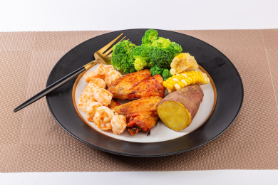 餐桌上装在盘子里的减脂餐