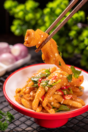 餐盘里的脱骨鸡爪