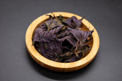 黑背景中药材干紫苏