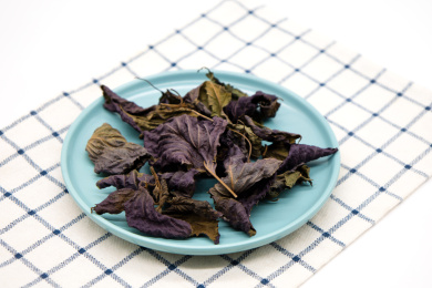 白背景中药材干紫苏