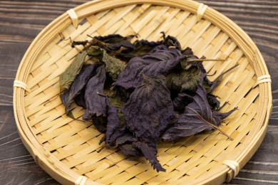 木桌背景中药材干紫苏