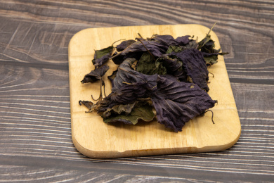 木桌背景中药材干紫苏