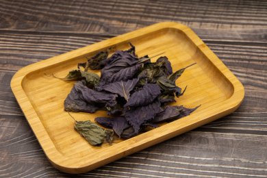 木桌背景中药材干紫苏