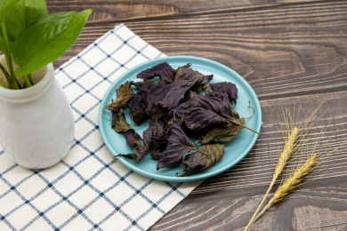 木桌背景中药材干紫苏