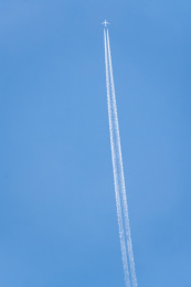 天空中的喷气飞机