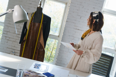 服装设计师在办公室工作