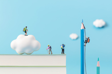 微缩创意在书本铅笔上攀岩的青年