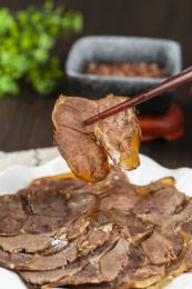 筷子夹起酱牛肉