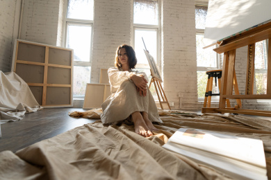 工作室内坐在地上的青年画家