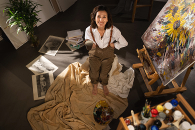 工作室内拿着杯子的青年画家