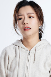 伤心的青年女人