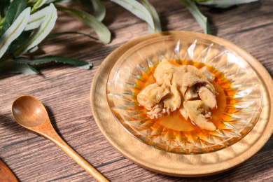 桌面上的盘子里的美味可口的海螺肉