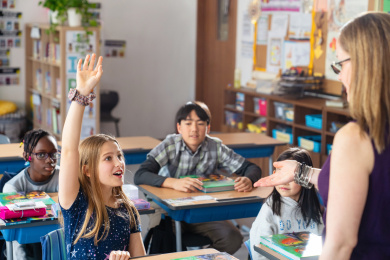 国际学校老师和学生上课