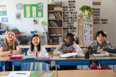 国际学校学生在教室里上课