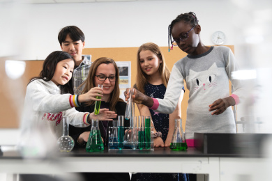 教师辅导小学生做科学实验
