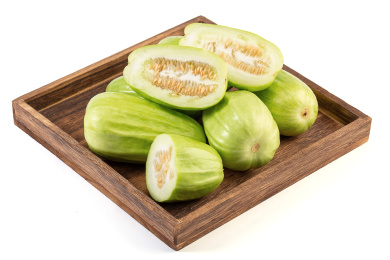 白色背景上切开的菜瓜特写