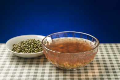 消夏解暑汤品绿豆汤用勺盛绿豆汤特写