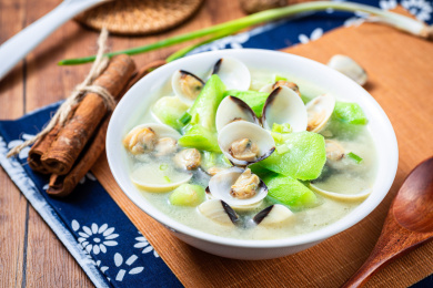 一碗美味的白贝丝瓜汤