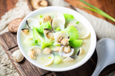 一碗美味的白贝丝瓜汤