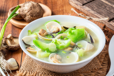 一碗美味的白贝丝瓜汤