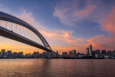 夕阳中的上海黄浦江及卢浦大桥