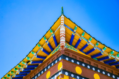 四川省阿坝州郎木寺-蓝天白云下的寺庙建筑