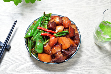 一碗土豆红烧肉擂椒拌饭