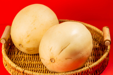 红色背景篮子里的甜瓜