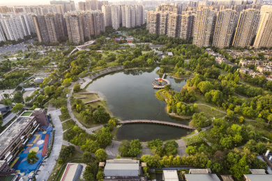 航拍日落时的成都高新区现代住宅和公园