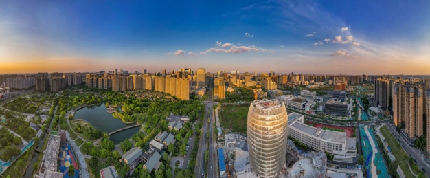 航拍日落时的成都高新区现代住宅和公园