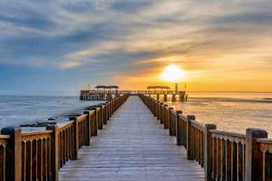 中国辽宁盘锦红海滩日落风光