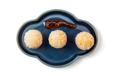 白底上的南瓜糯米球