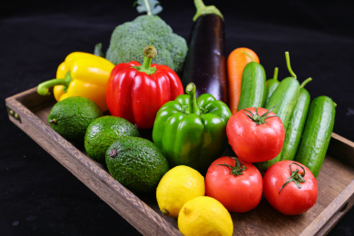 黑色背景下桌子上的蔬菜特写镜头