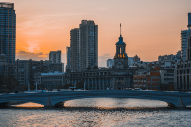 夕阳下的上海苏州河沿岸