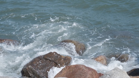 北戴河梦之湾码头的浪花拍打礁石特写