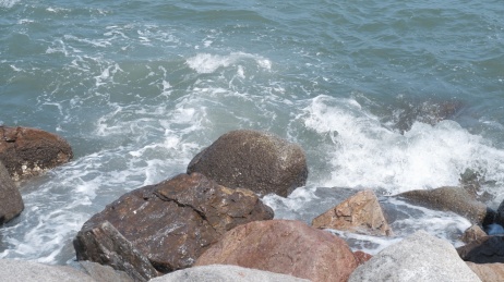 北戴河梦之湾码头的浪花拍打礁石特写