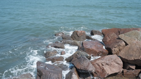 北戴河梦之湾码头的浪花拍打礁石特写