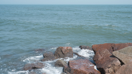 北戴河梦之湾码头的浪花拍打礁石特写