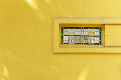 黄墙与绿色窗子