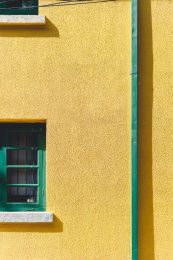 黄墙与绿色窗子