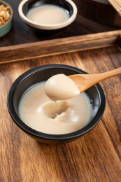 木勺上的猪油特写