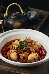 砂锅藤椒香辣墨鱼仔炖肥肠