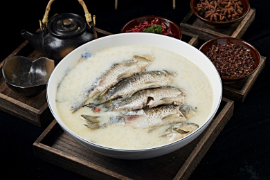 奶汤炖野生高背鲫鱼