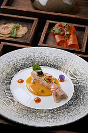 q秋葵黑松露鱼子酱大根片配南美鳌虾刺身