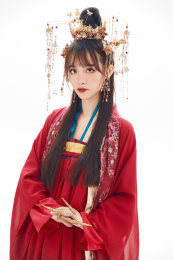 白色背景下身穿大唐风韵女性古装造型