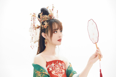 白色背景下身穿大唐风韵女性古装造型