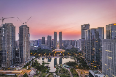 俯瞰晚霞时分的成都金融城双子塔及周边建筑